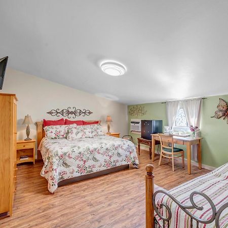 Full Moon Inn フレデリックスバーグ エクステリア 写真